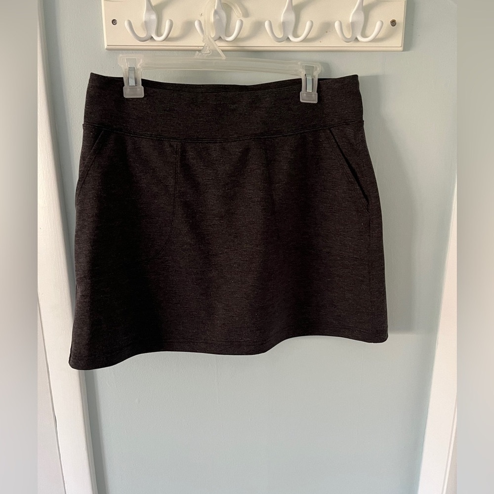 IXSPA GOLF SKORT LADIES SIZE LARGE, DARK GRAY.